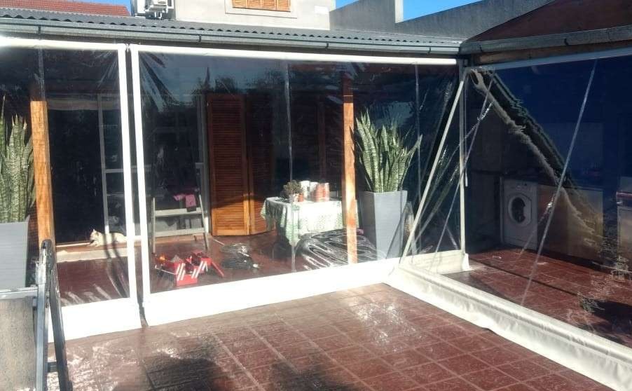 Cerramiento de galería en lona y cristal PVC