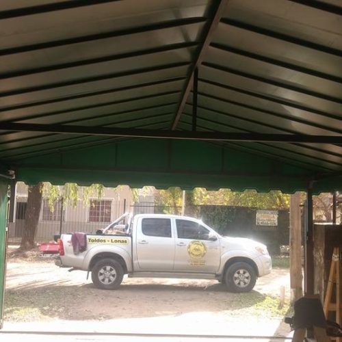 Cochera con vehículo estacionado, realizada por Lonera San Román
